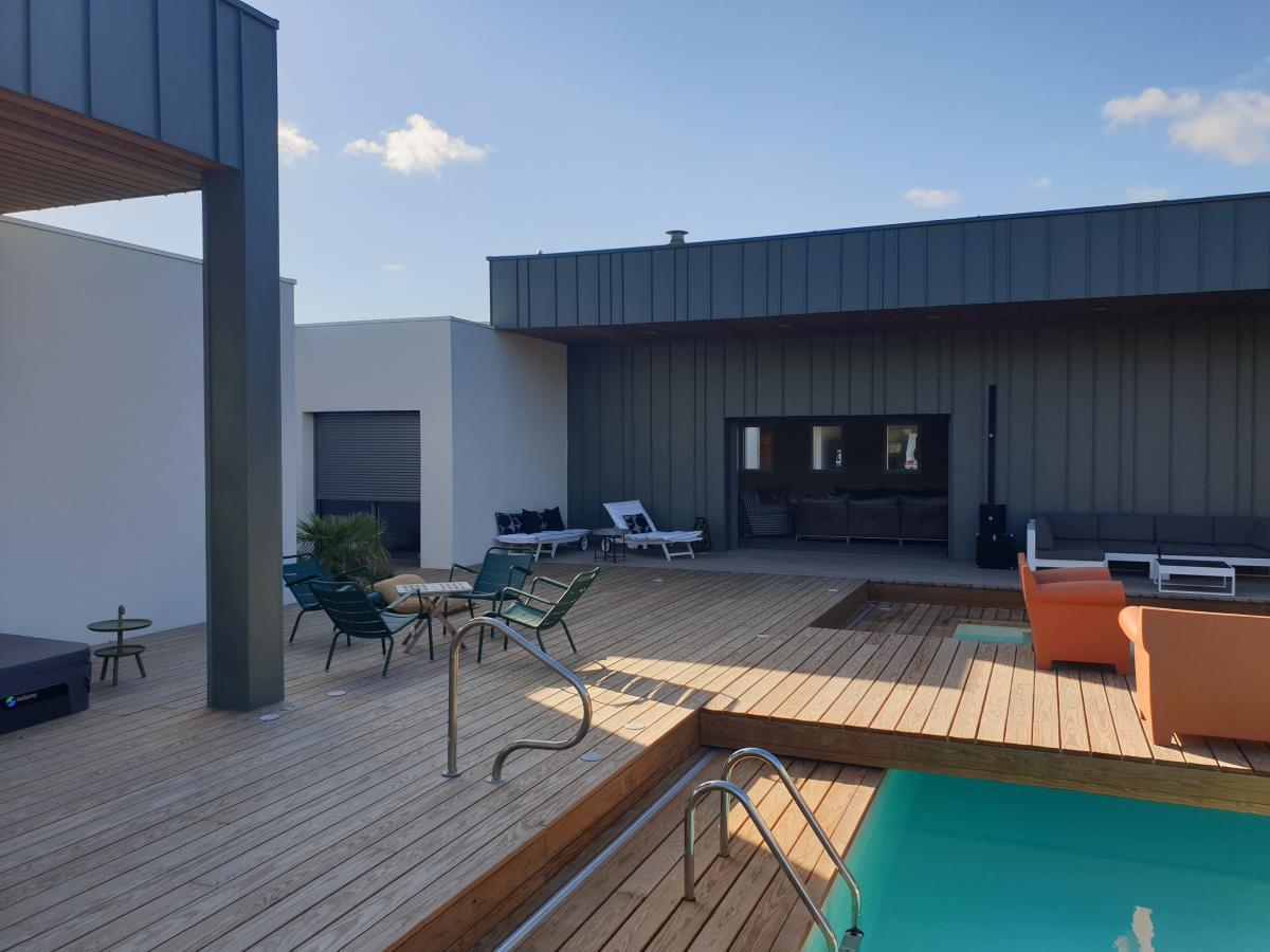 Piscine sous terrasse rétractable